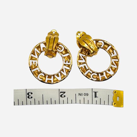 Vintage auth CHANEL Door Knocker Hoop Earrings – 1980s Signed CHANEL - Picture 5 of 7